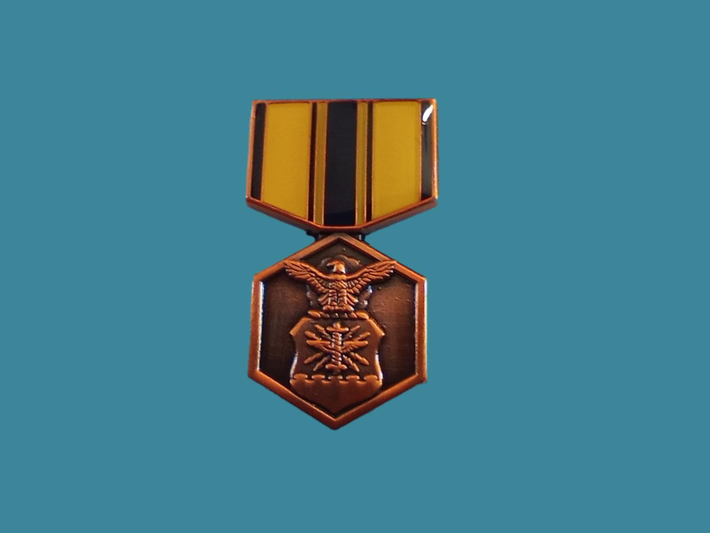 U.S MILITARY AIR FORCE COMMENDATION MEDAL HAT LAPEL PIN MINIATURE SIZE