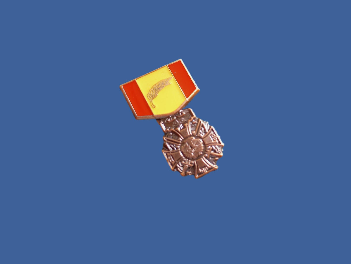 U.S MILITARY VIETNAM CROSS OF GALLANTRY MEDAL HAT LAPEL PIN MINI SIZE 1 1/8" NEW