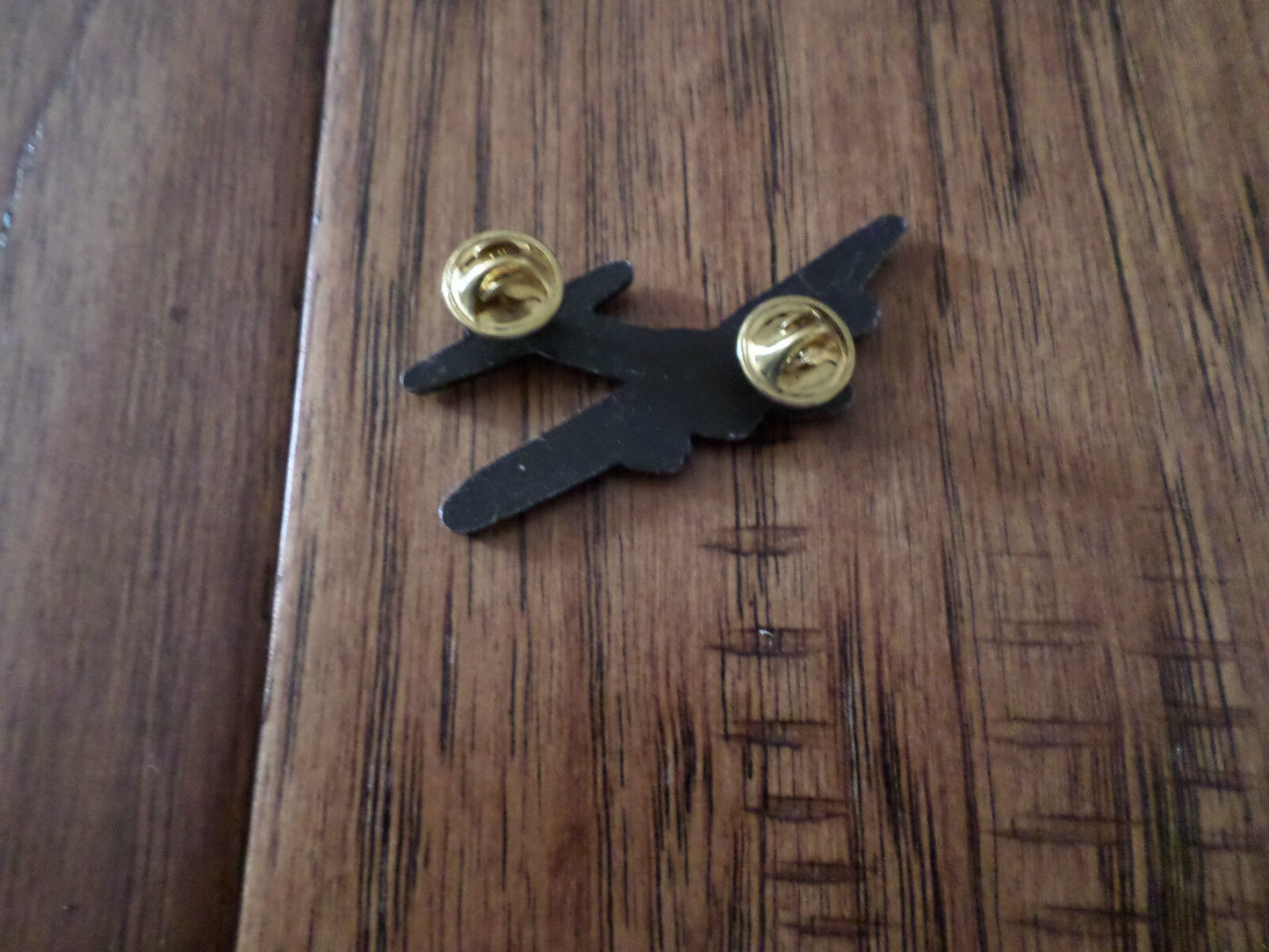 U.S MILITARY B-17 FLYING FORTRESS BOMBER PLANE HAT PIN BADGE DOUBLE CLUTCH BACK