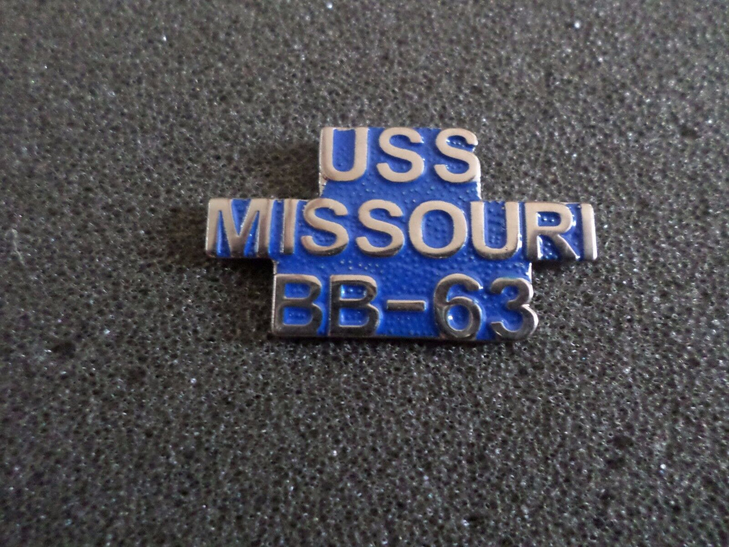 U.S MILITARY NAVY USS MISSOURI BB-63 HAT LAPEL PIN