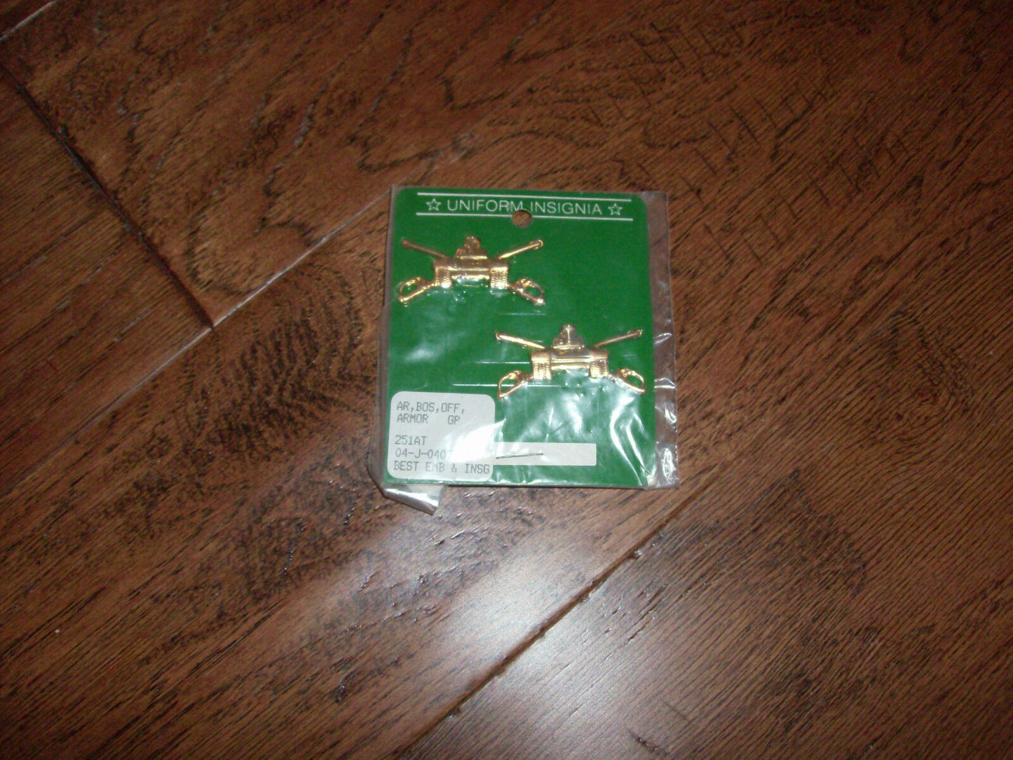 U.S MILITARY ISSUE GOLD OFFICERS ARMORED COLLAR INSIGNIA U.S.A MADE NEW ON CARDS