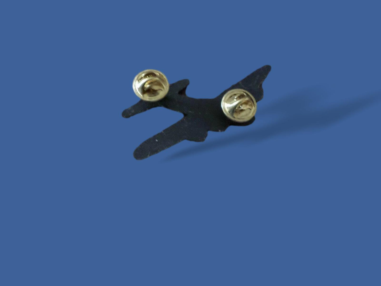 U.S MILITARY B-17 FLYING FORTRESS BOMBER PLANE HAT PIN BADGE DOUBLE CLUTCH BACK