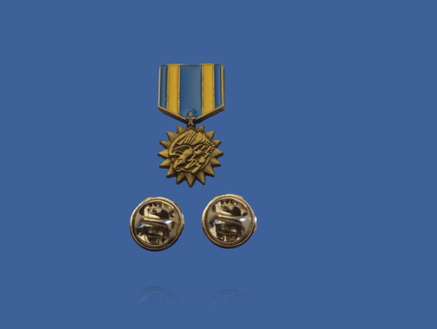 U.S MILITARY AIR MEDAL HAT LAPEL PIN ARMED FORCES MINIATURE SIZE 1 1/8" NEW