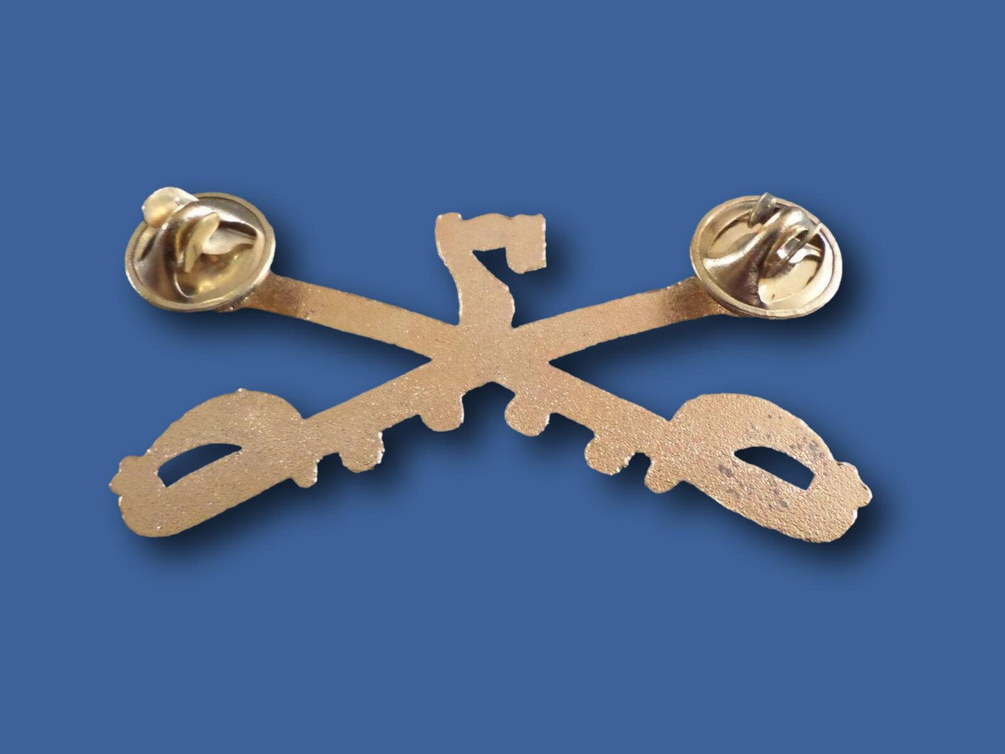 U.S MILITARY 7th CAVALRY PIN METAL HAT BADGE CROSSED SABERS SWORDS GEORGE CUSTER