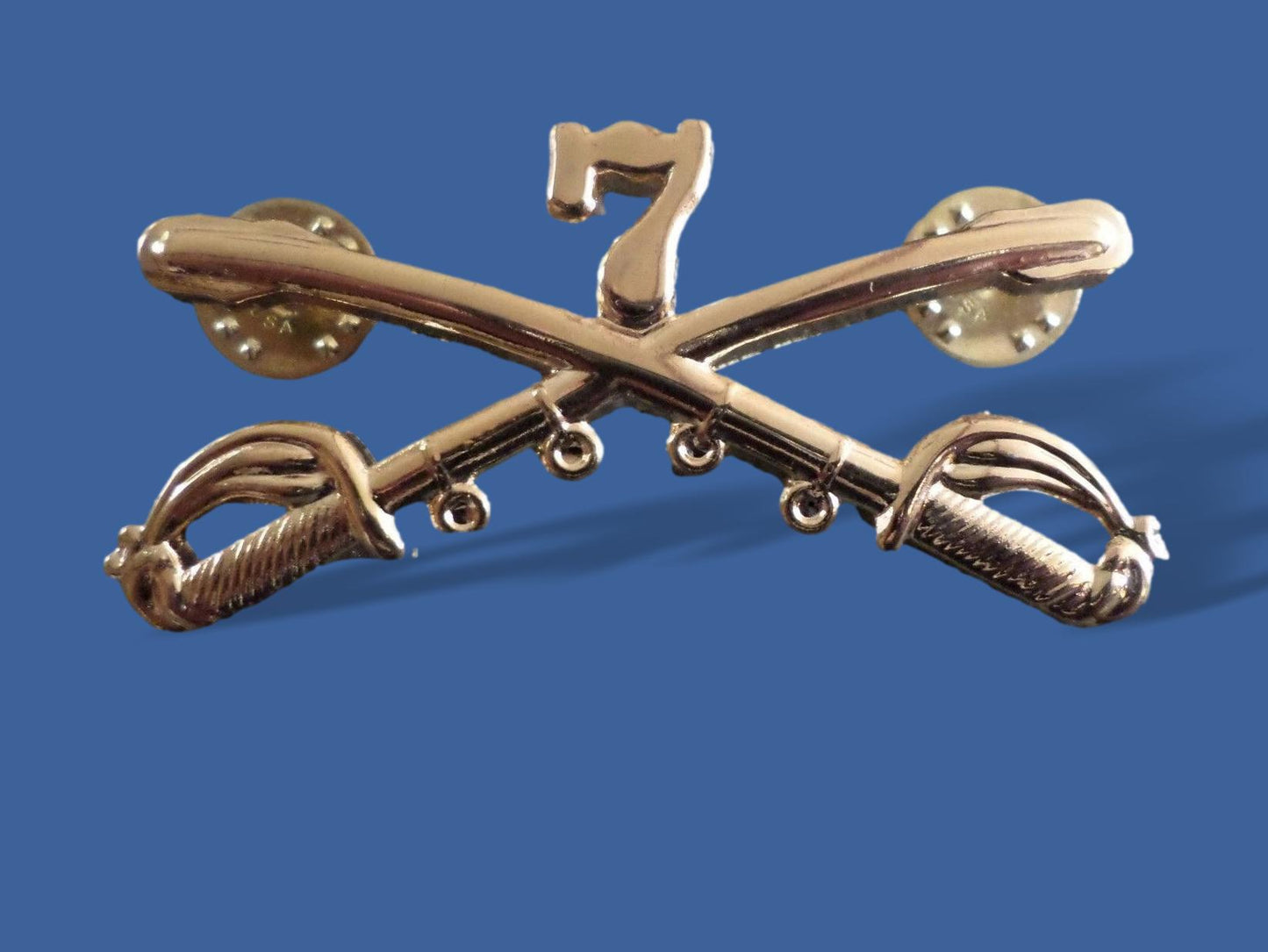 U.S MILITARY 7th CAVALRY PIN METAL HAT BADGE CROSSED SABERS SWORDS GEORGE CUSTER