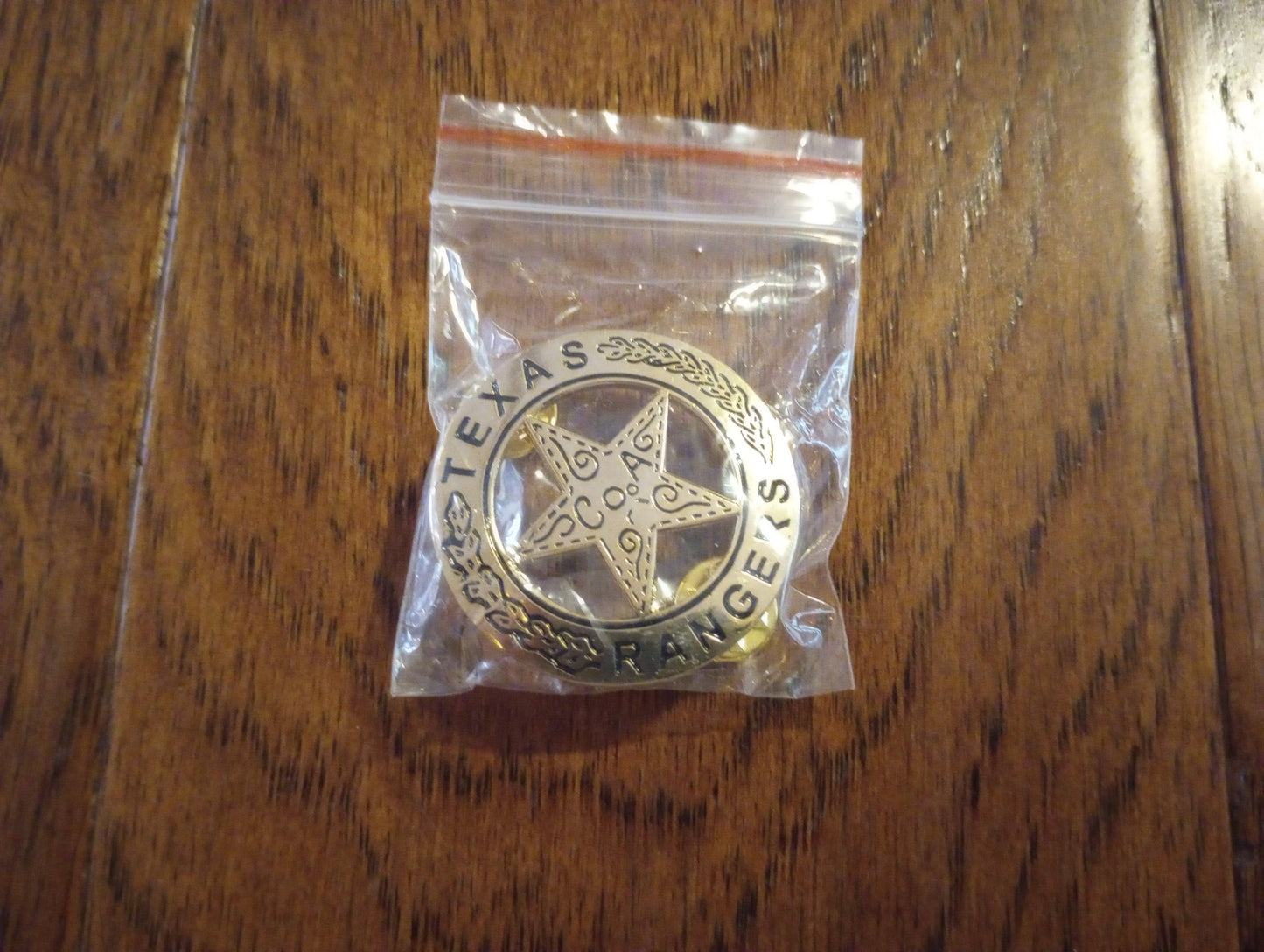 TEXAS RANGERS NOVELTY BADGE OLD WEST GOLD STAR PINBACK 1 5/8"