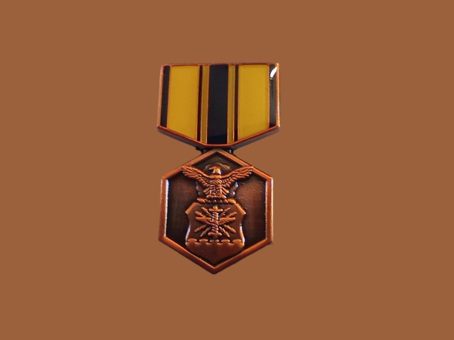 U.S MILITARY AIR FORCE COMMENDATION MEDAL HAT LAPEL PIN MINIATURE SIZE 1 1/8"