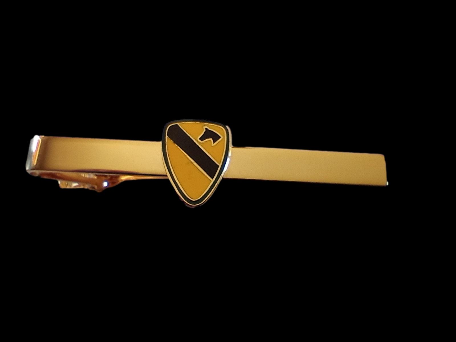 U.S MILITARY CAVALRY CROSS SABERS SWORDS TIE BAR TIE TAC MADE IN The U S A - Foto 9