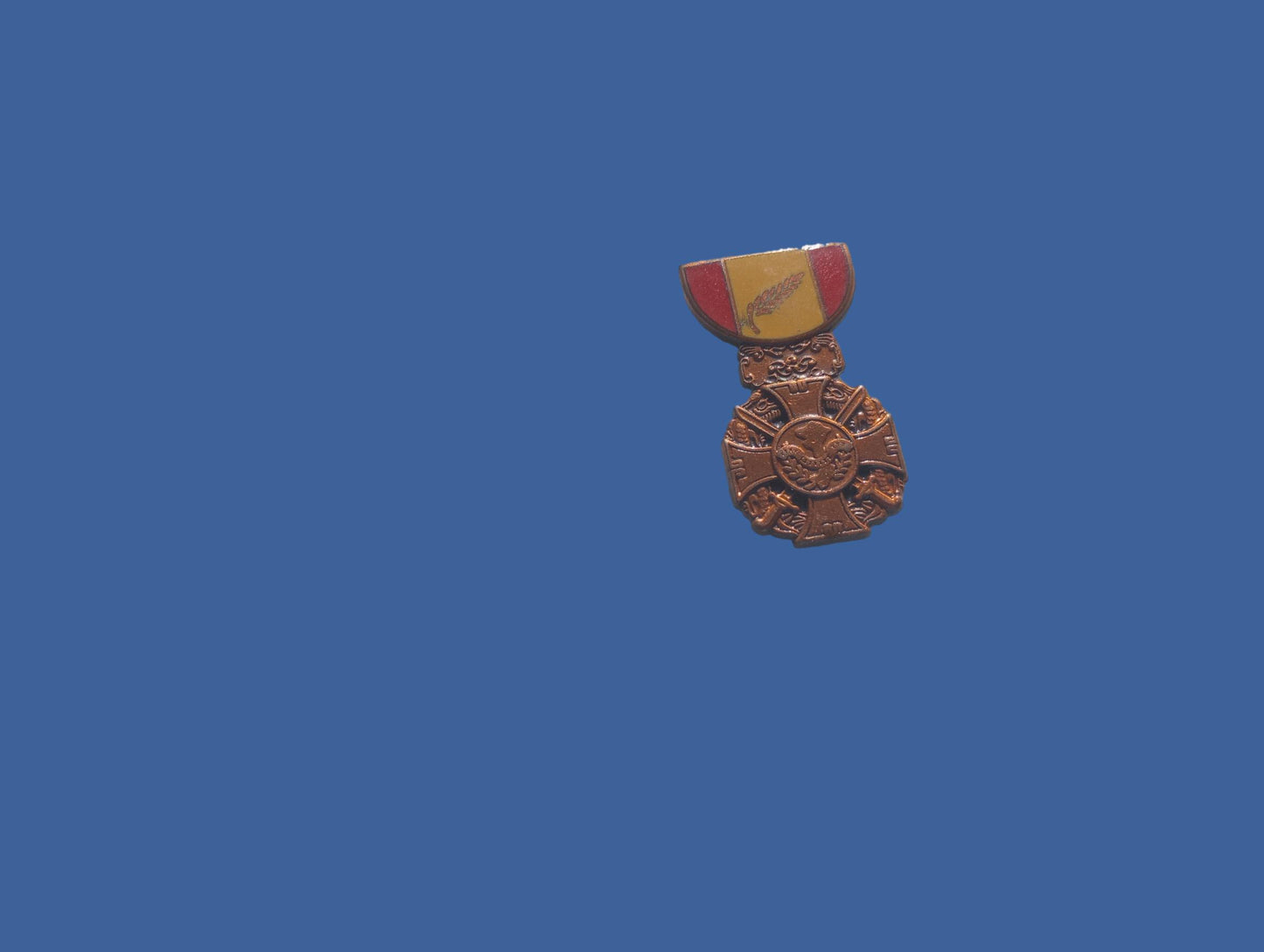 U.S MILITARY VIETNAM CROSS OF GALLANTRY MEDAL HAT LAPEL PIN MINI SIZE 1 1/8" NEW