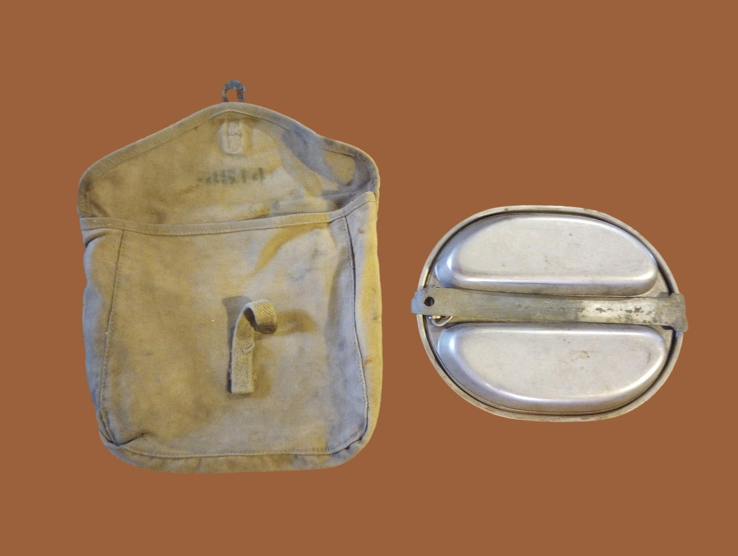 WWII U.S MILITARY MESS KIT WITH MEAT CAN POUCH 1944 KHAKI M-1928 GENUINE SET