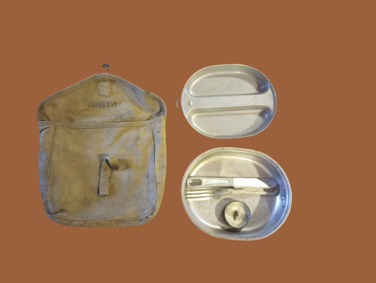 WWII U.S MILITARY MESS KIT WITH MEAT CAN POUCH 1944 KHAKI M-1928 GENUINE SET