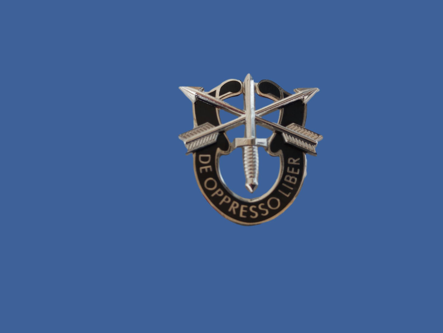 U.S MILITARY ARMY SPECIAL FORCES HAT PIN DE OPPRESSO LIBER FLASH BERET CAP PIN