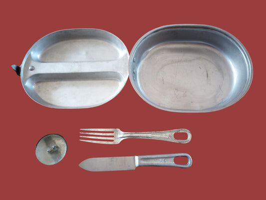 WWII U.S MILITARY MESS KIT WITH MEAT CAN POUCH 1945 KHAKI M-1928 GENUINE SET