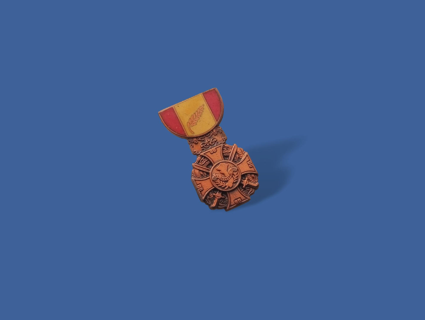 U.S MILITARY VIETNAM CROSS OF GALLANTRY MEDAL HAT LAPEL PIN MINI SIZE 1 1/8" NEW