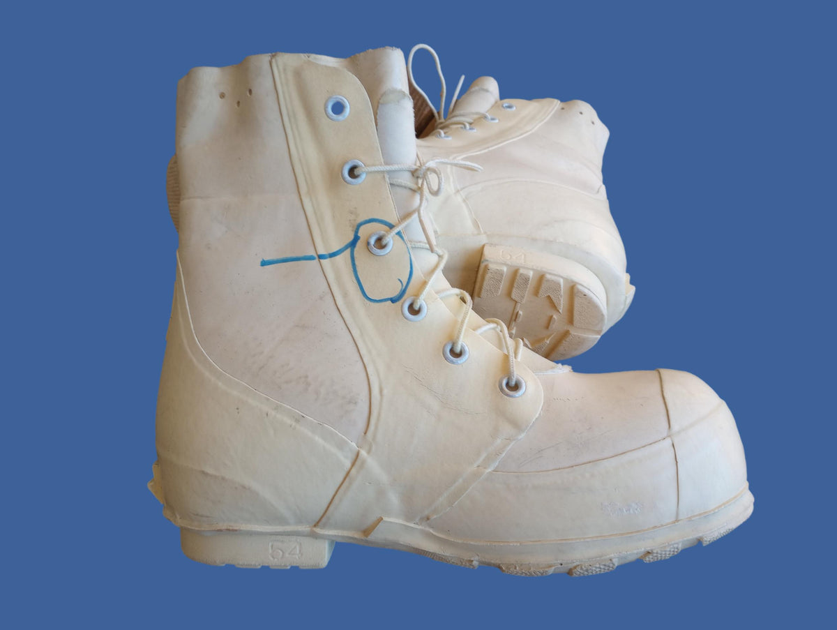 MICKEY MOUSE BUNNY BOOTS 10 WIDE FITS SIZE 11 WIDE MILITARY ISSUE COLD WEATHER