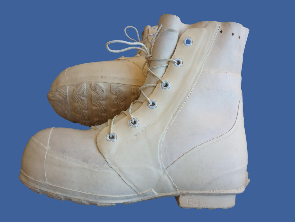 MICKEY MOUSE BUNNY BOOTS 10 WIDE FITS SIZE 11 WIDE MILITARY ISSUE COLD WEATHER