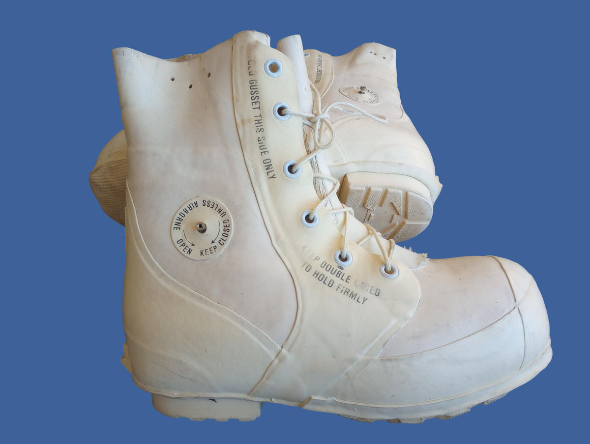 MICKEY MOUSE BUNNY BOOTS 10 WIDE FITS SIZE 11 WIDE MILITARY ISSUE COLD WEATHER