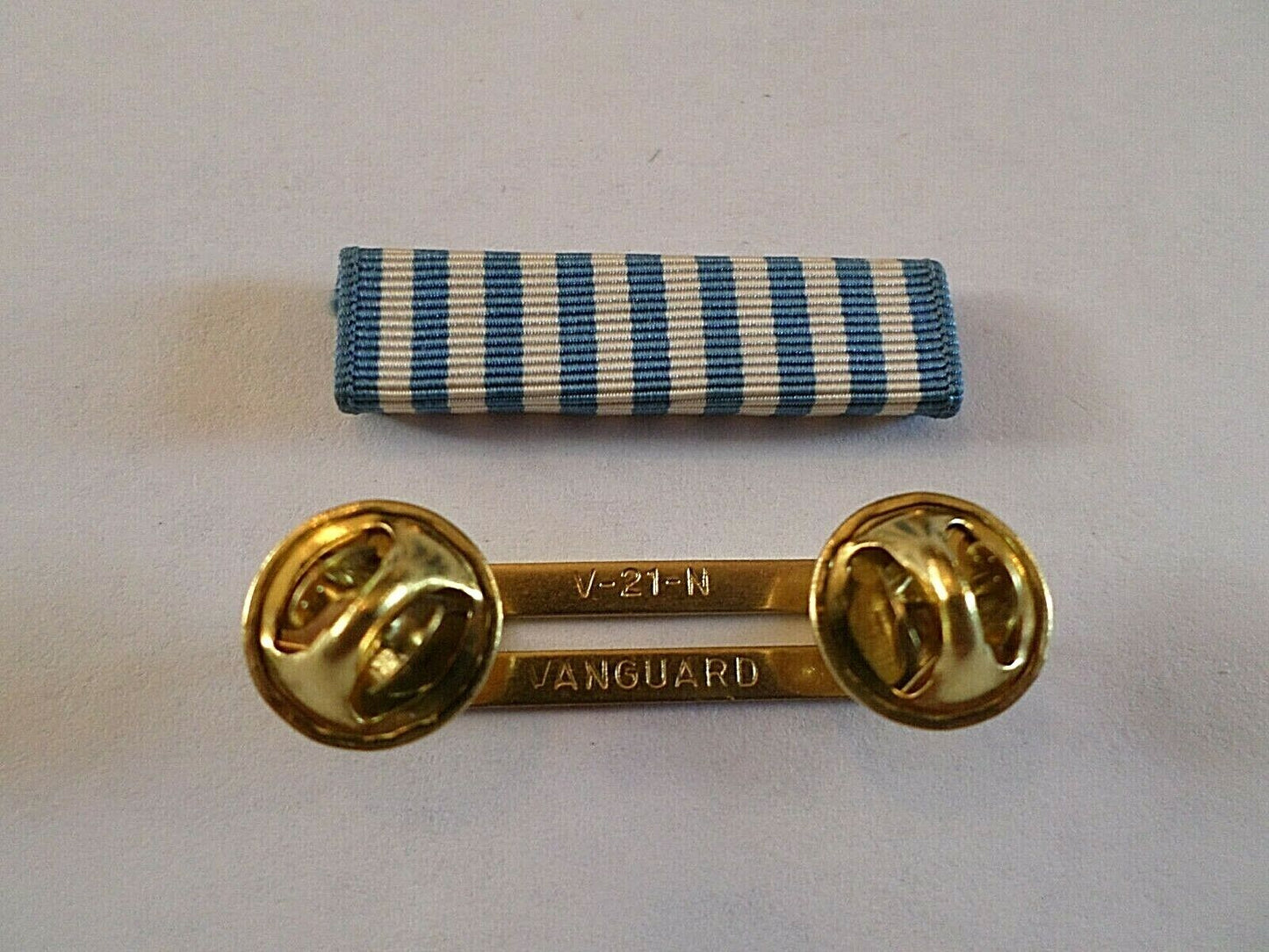 UNITED NATIONS KOREA SERVICE MEDAL RIBBON WITH BRASS RIBBON HOLDER VETERAN