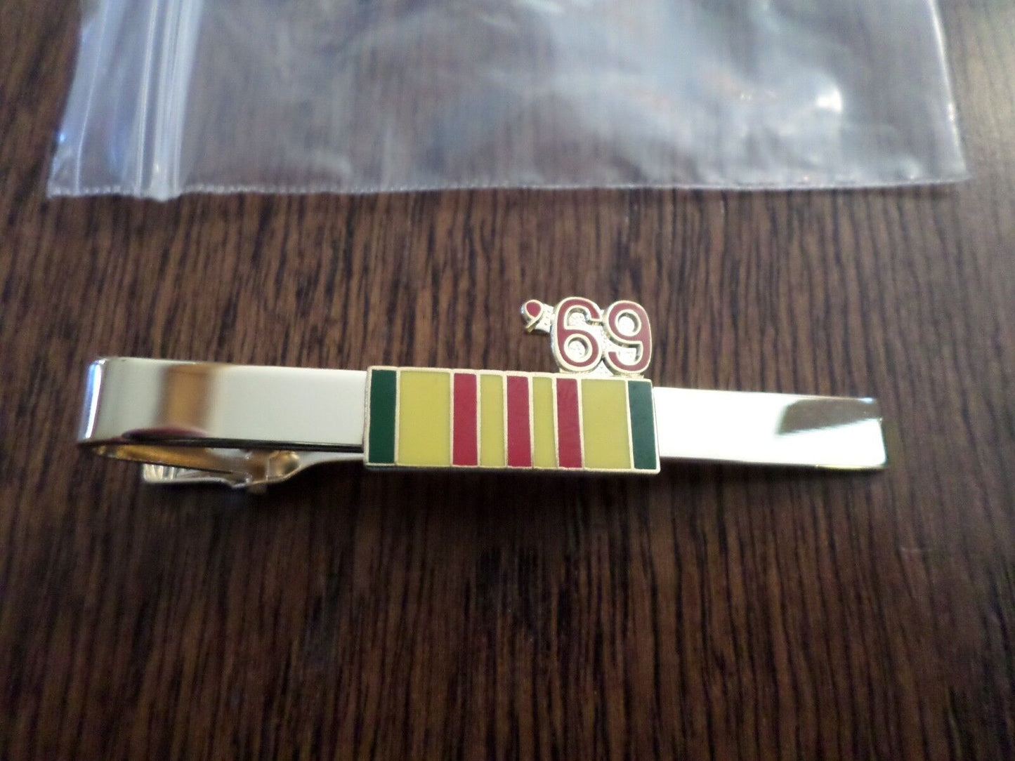 U.S MILITARY VIETNAM VETERAN 1969 SERVICE RIBBON TIE BAR TIE TAC MADE IN THE U.S