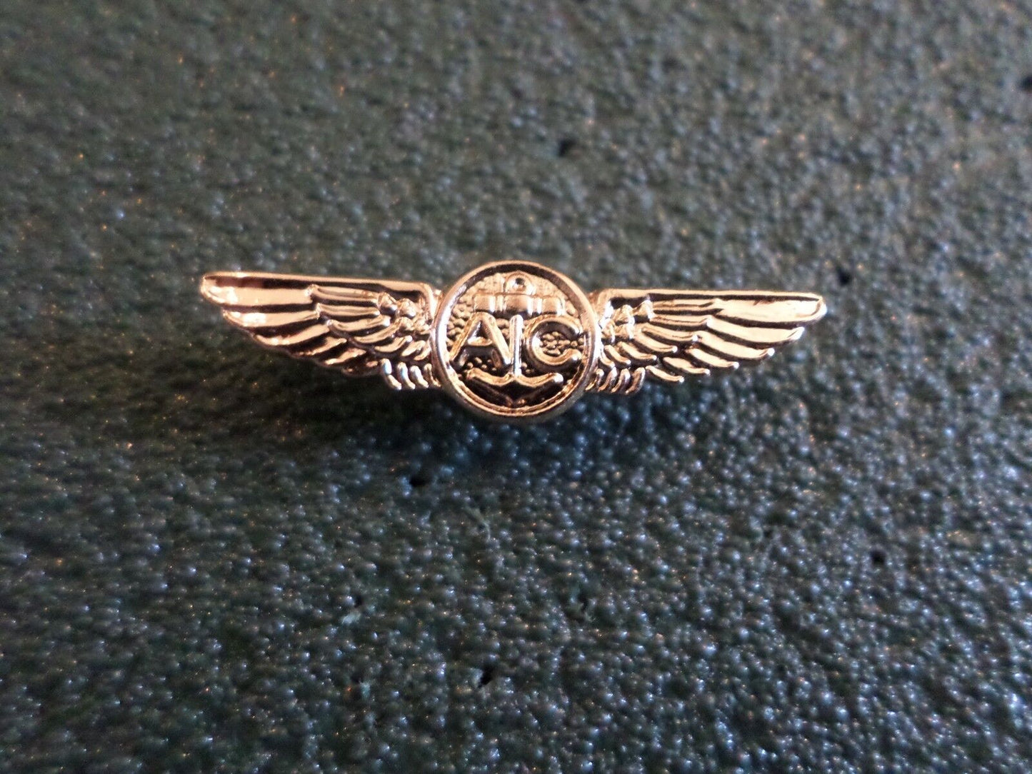 U.S MILITARY NAVY MINIATURE GOLD AIR CREW WINGS 1 1/8" INCHES WIDE HAT PIN LAPEL