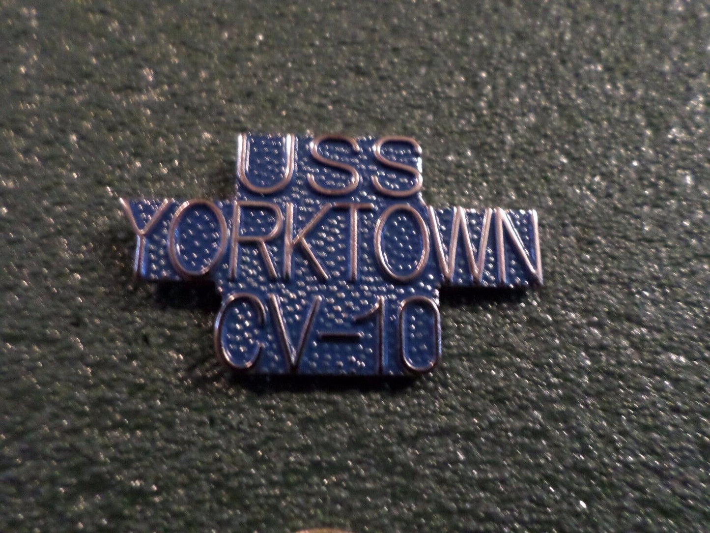 U.S MILITARY NAVY SHIP USS YORKTOWN CV-10 HAT LAPEL PIN CLUTCH BACK