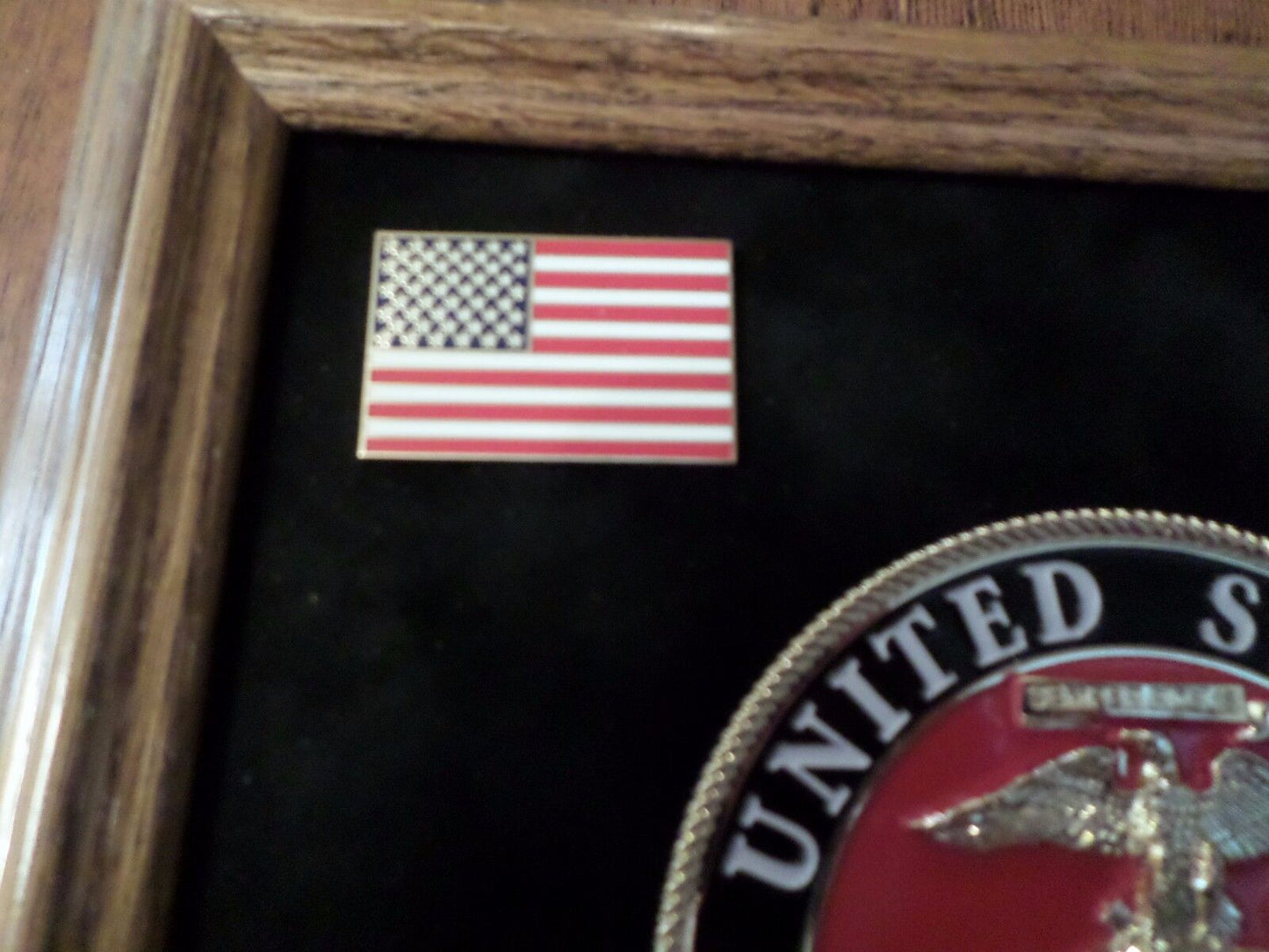 U.S MILITARY MARINE CORPS MEDALLION WITH PINS PRESENTATION SHADOW BOX OAK FRAME