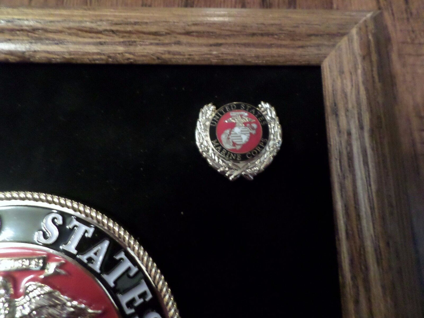 U.S MILITARY MARINE CORPS MEDALLION WITH PINS PRESENTATION SHADOW BOX OAK FRAME