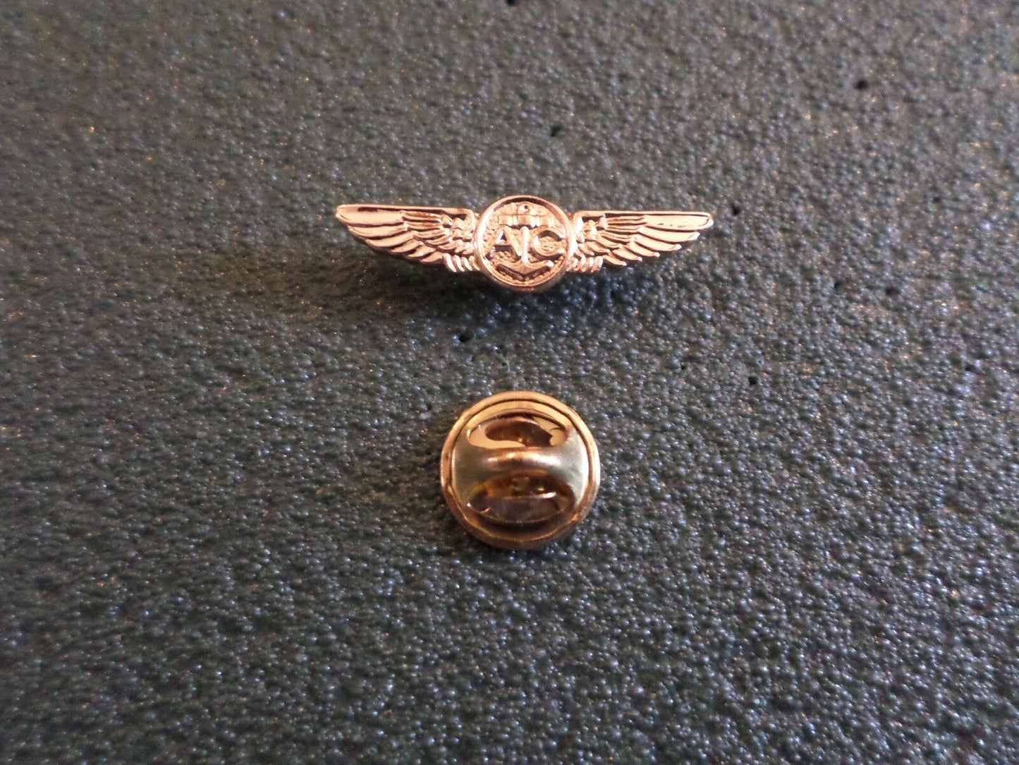 U.S MILITARY NAVY MINIATURE GOLD AIR CREW WINGS 1 1/8" INCHES WIDE HAT PIN LAPEL