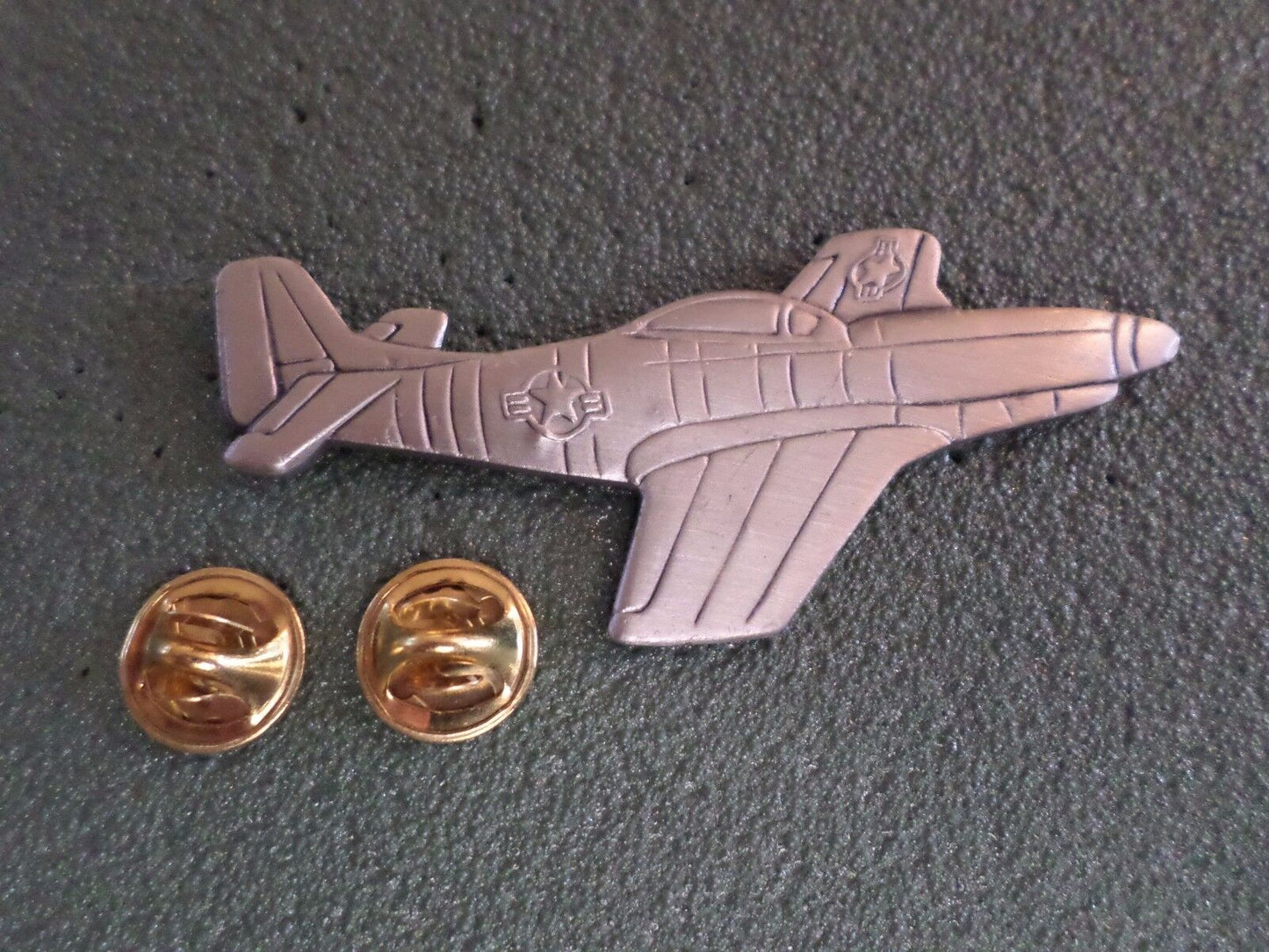 U.S MILITARY P-51 MUSTANG HAT PIN BADGE AIR FORCE DOUBLE CLUTCH BACK METAL