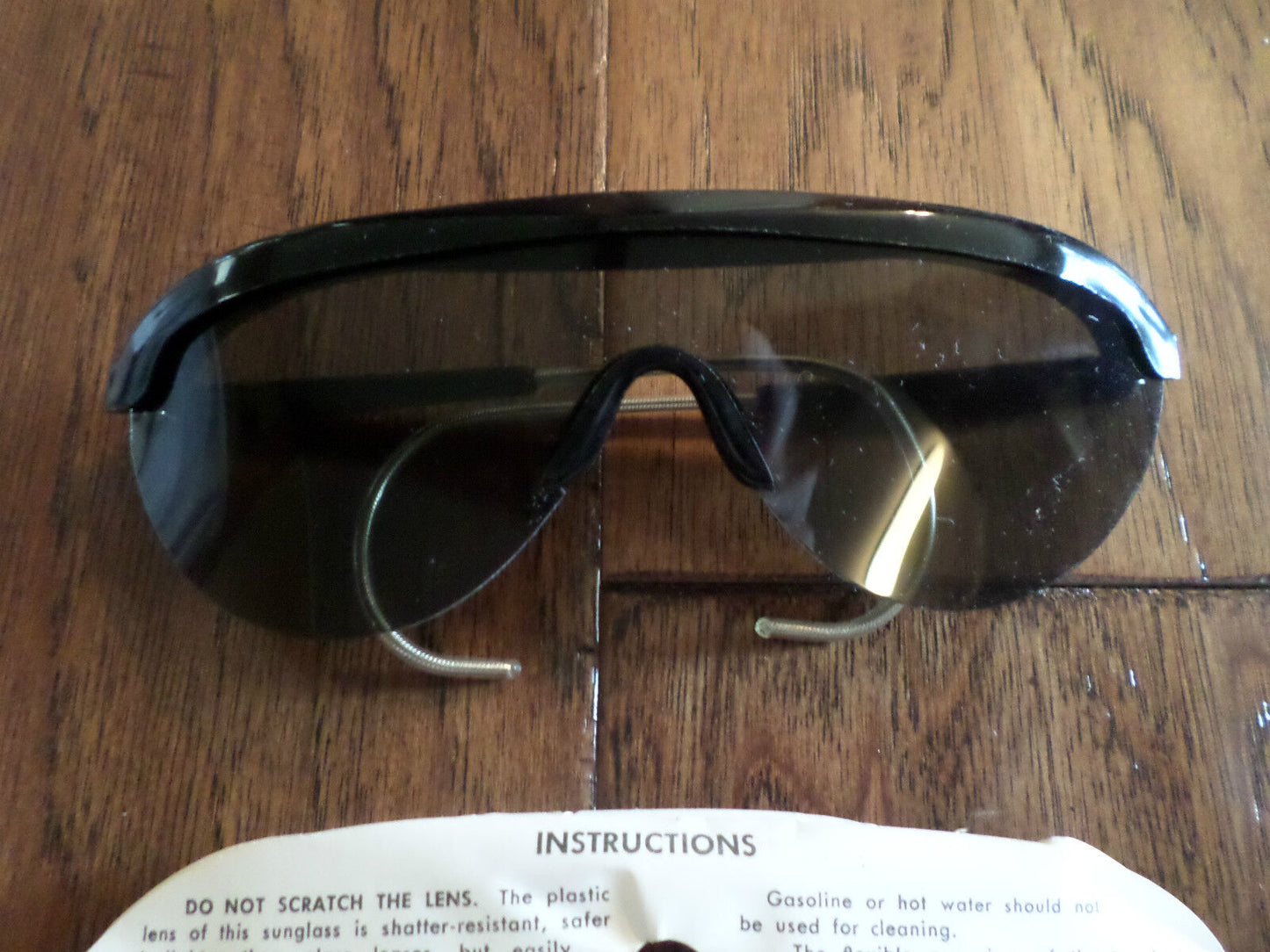 U.S MILITARY VIETNAM ISSUE SUNGLASSES WITH CASE DATED 1974 NEW UNISSUED