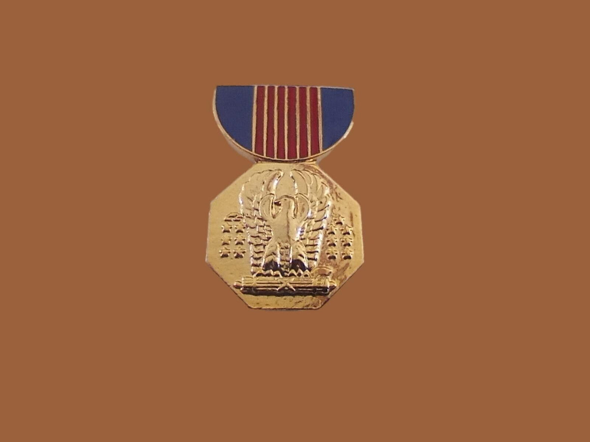 Soldier Pin U.S MILITARY ARMY SOLDIERS MEDAL HAT LAPEL PIN MINIATURE SIZE 1 1/8