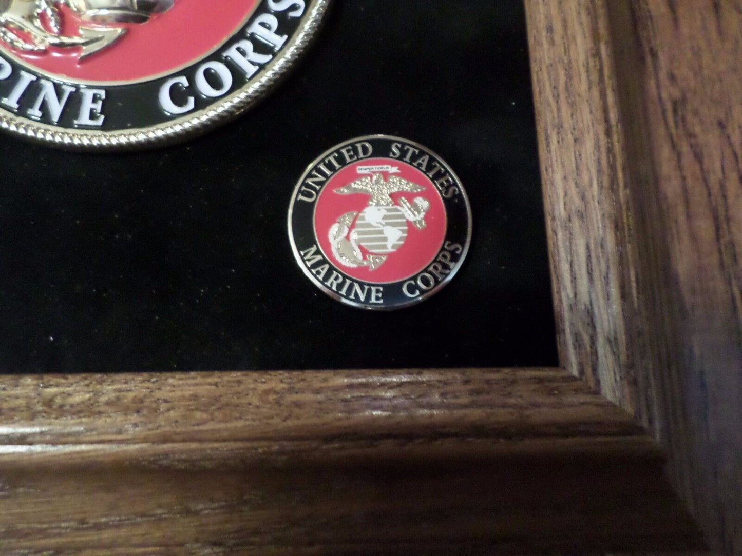 U.S MILITARY MARINE CORPS MEDALLION WITH PINS PRESENTATION SHADOW BOX OAK FRAME