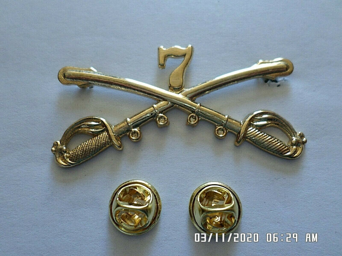 U.S MILITARY 7th CAVALRY PIN METAL HAT BADGE CROSSED SABERS SWORDS GEORGE CUSTER