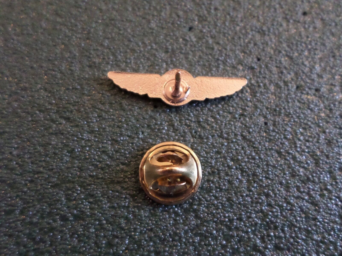 U.S MILITARY NAVY MINIATURE GOLD AIR CREW WINGS 1 1/8" INCHES WIDE HAT PIN LAPEL