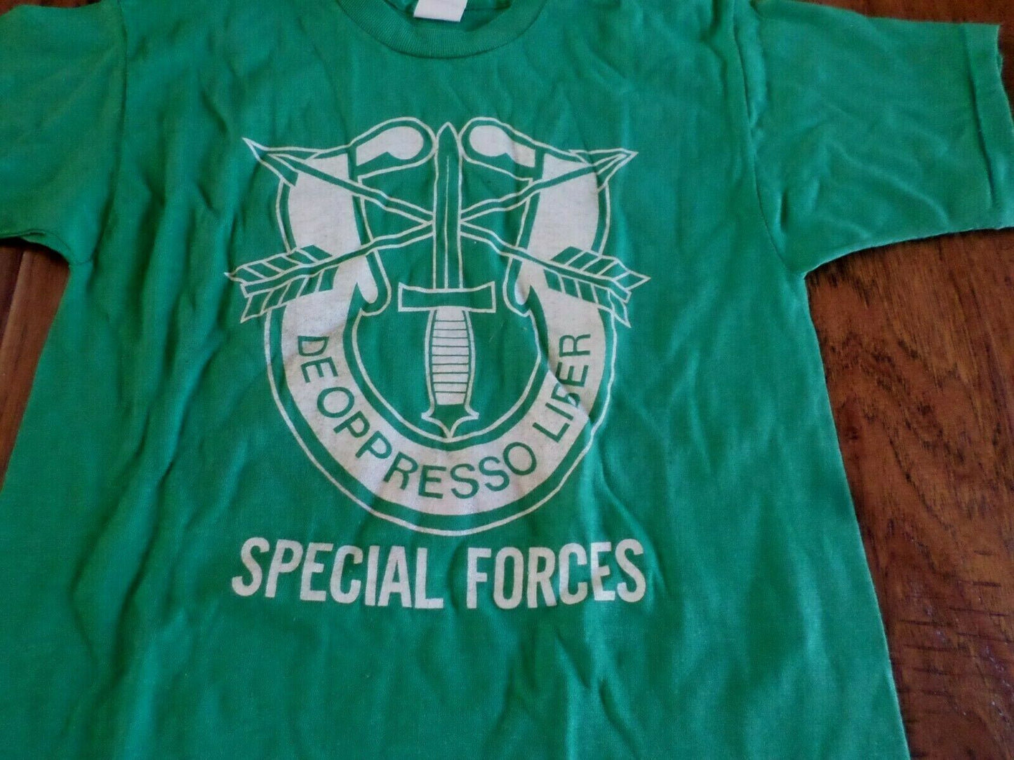 VINTAGE MILITARY SPECIAL FORCES  T- SHIRT MADE IN THE U.S.A GREEN