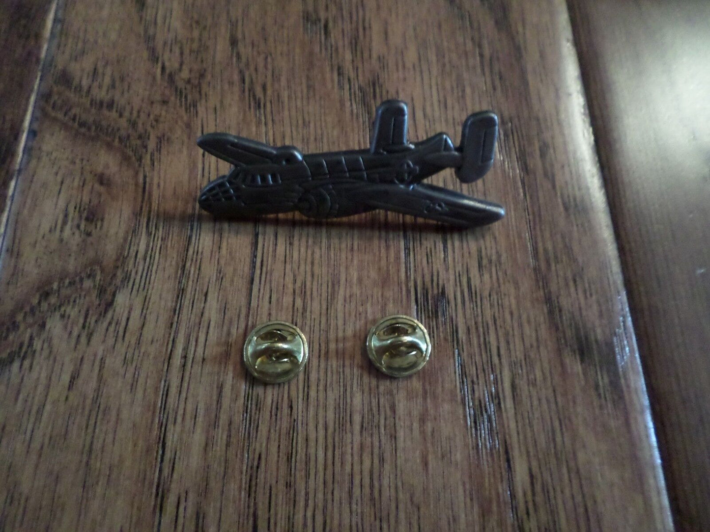 U.S MILITARY B-25 MITCHELL BOMBER PLANE HAT PIN BADGE DOUBLE CLUTCH BACK