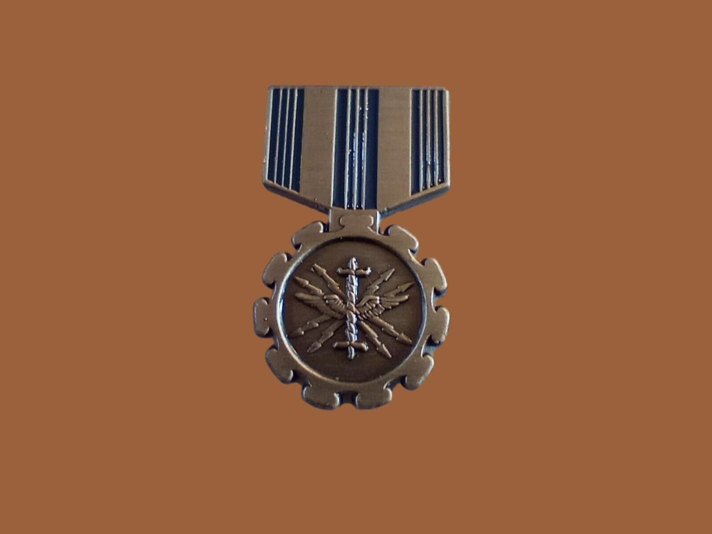 U.S MILITARY AIR FORCE ACHIEVEMENT MEDAL HAT LAPEL PIN MINI SIZE 1 3/16"
