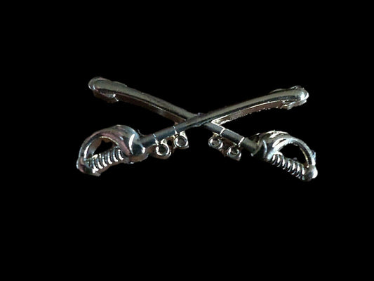 U.S MILITARY CAVALRY METAL HAT BADGES PIN CROSSED SABERS SWORDS MINIATURE PIN