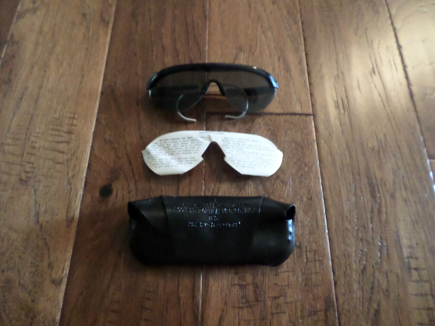 U.S MILITARY VIETNAM ISSUE SUNGLASSES WITH CASE DATED 1974 NEW UNISSUED