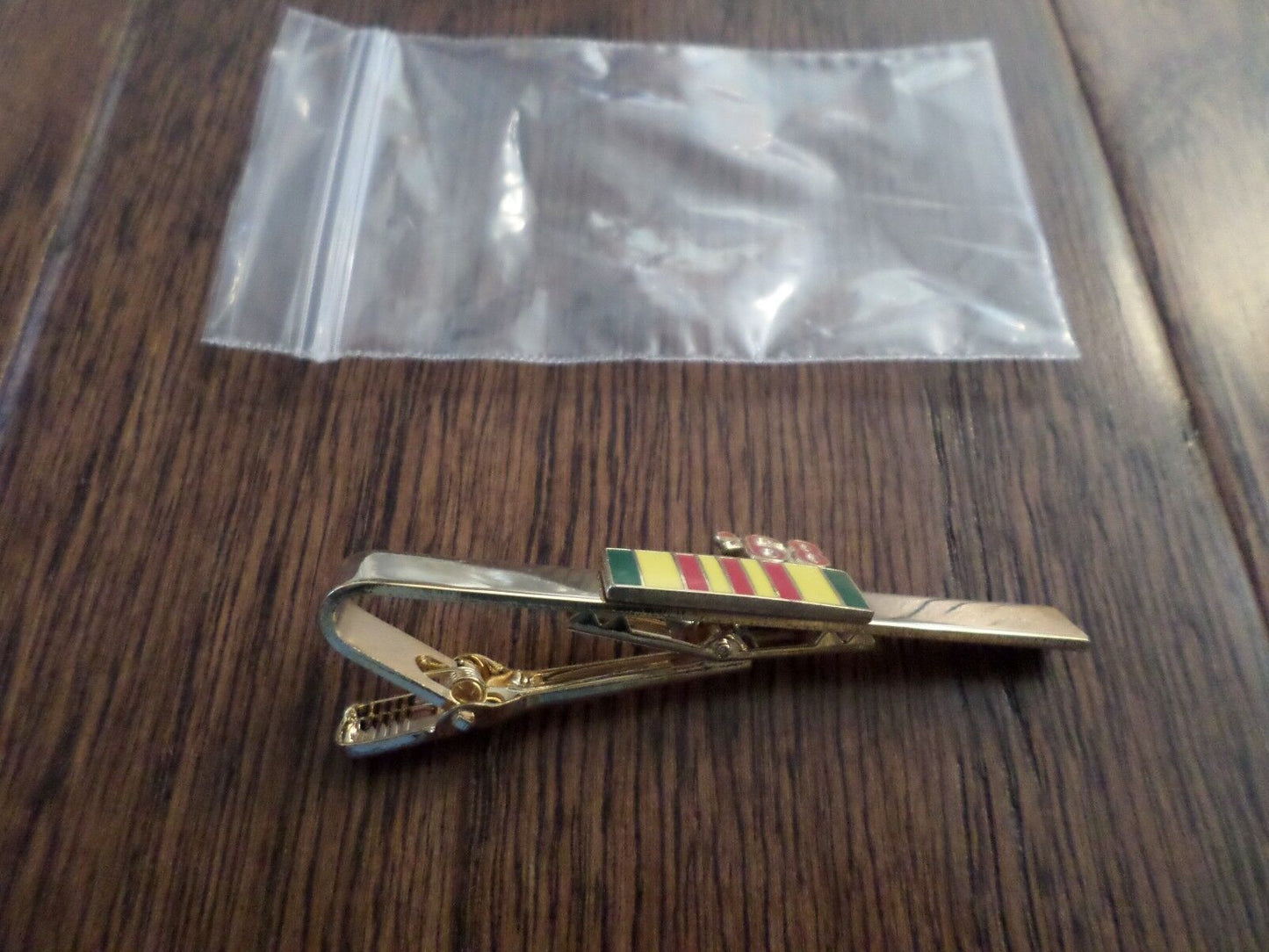 U.S MILITARY VIETNAM VETERAN 1968 SERVICE RIBBON TIE BAR TIE TAC MADE IN THE U.S