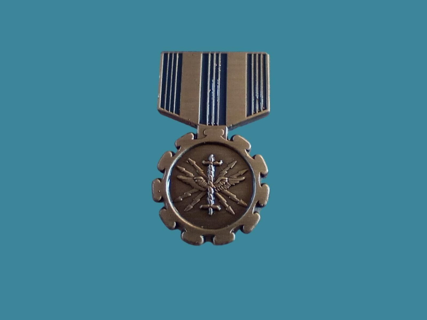 U.S MILITARY AIR FORCE ACHIEVEMENT MEDAL HAT LAPEL PIN MINI SIZE 1 3/16"