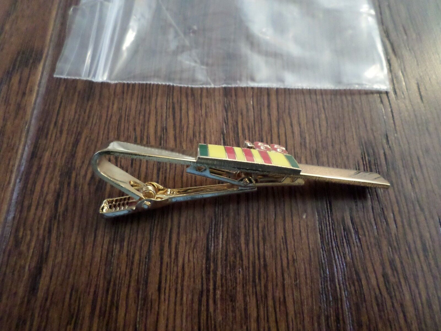 U.S MILITARY VIETNAM VETERAN 1966 SERVICE RIBBON TIE BAR TIE TAC MADE IN THE U.S