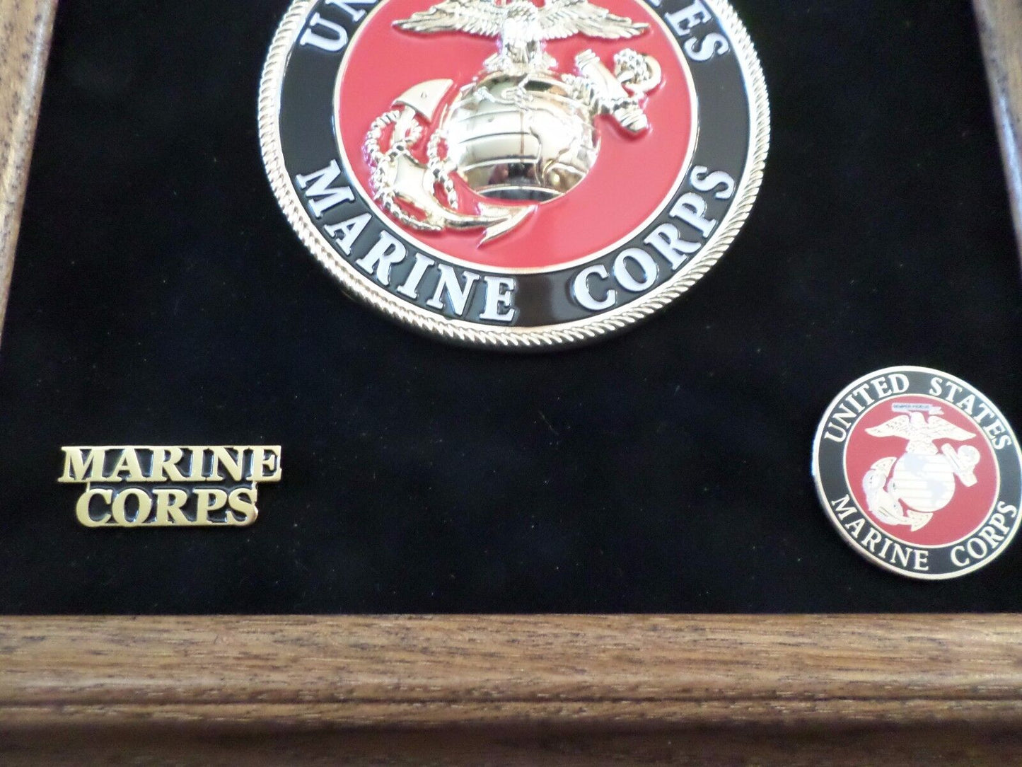 U.S MILITARY MARINE CORPS MEDALLION WITH PINS PRESENTATION SHADOW BOX OAK FRAME