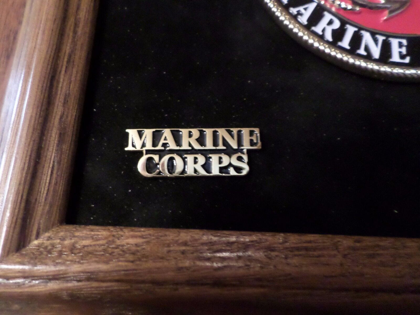 U.S MILITARY MARINE CORPS MEDALLION WITH PINS PRESENTATION SHADOW BOX OAK FRAME