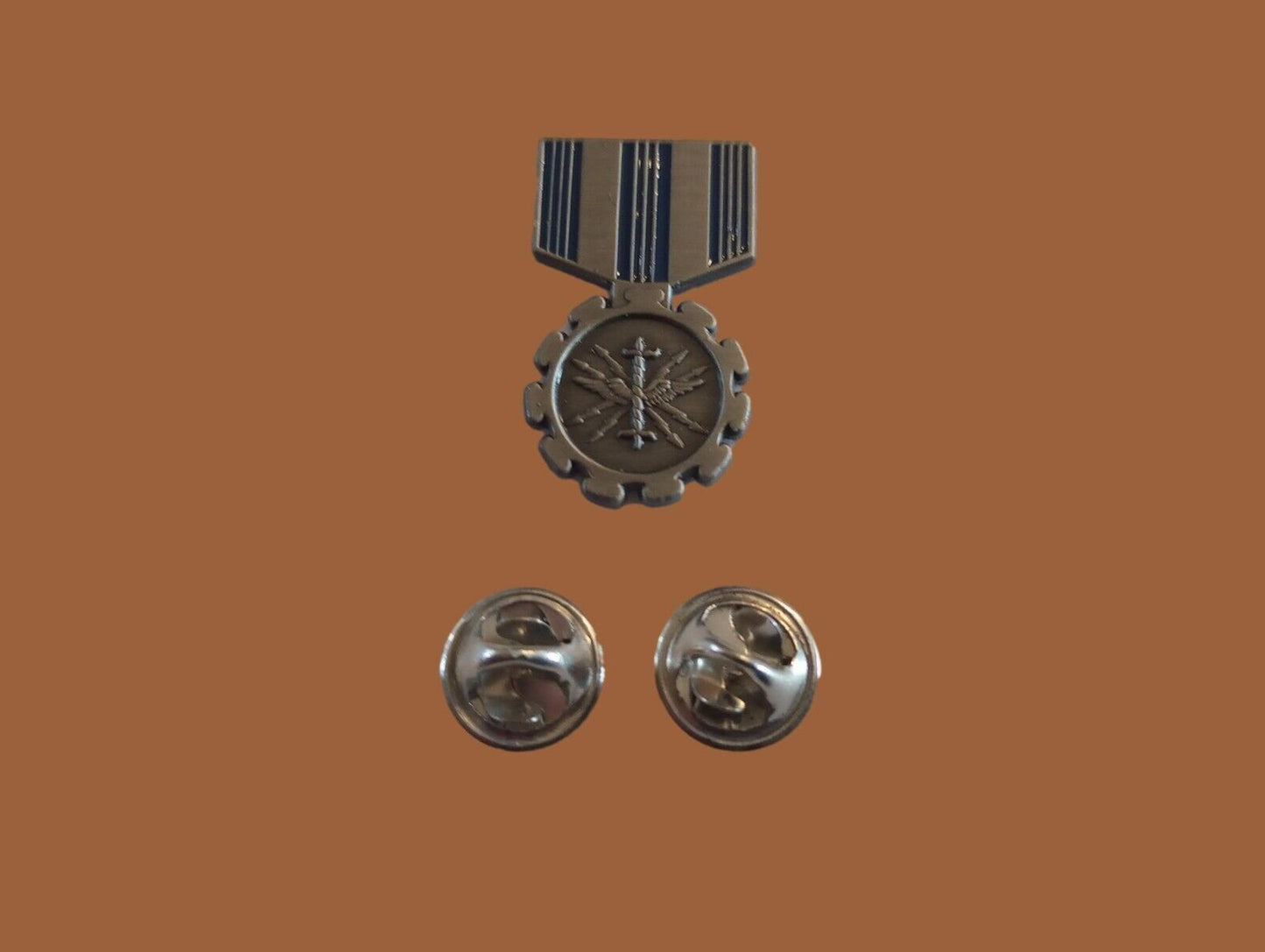 U.S MILITARY AIR FORCE ACHIEVEMENT MEDAL HAT LAPEL PIN MINI SIZE 1 3/16"
