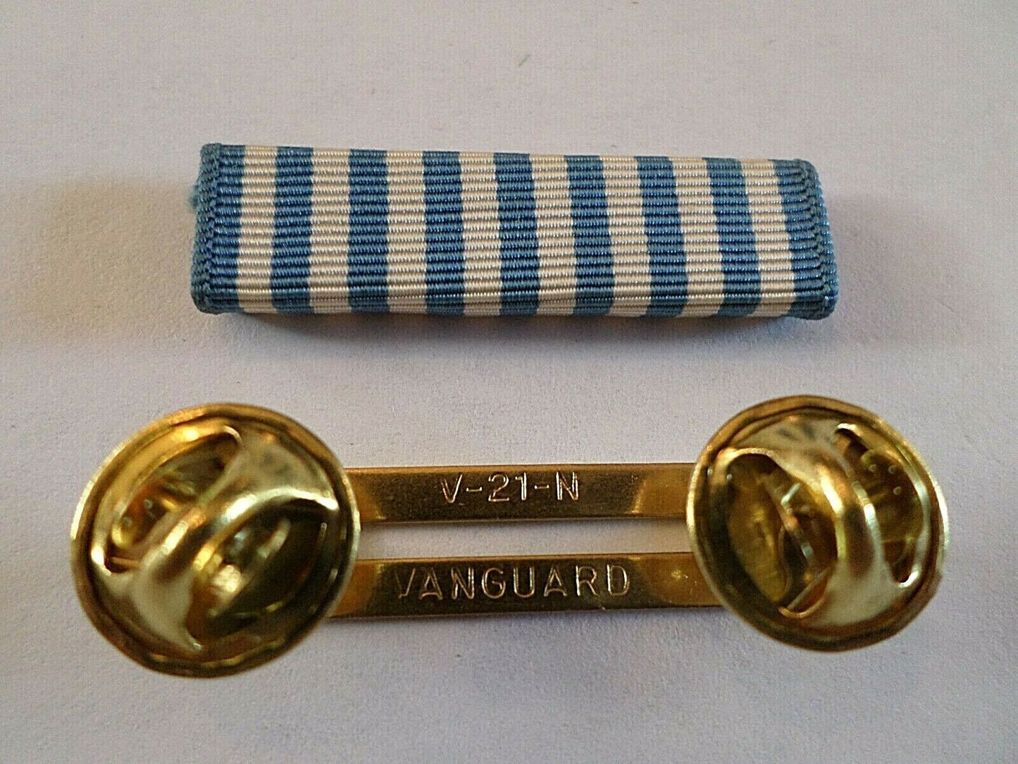 UNITED NATIONS KOREA SERVICE MEDAL RIBBON WITH BRASS RIBBON HOLDER VETERAN