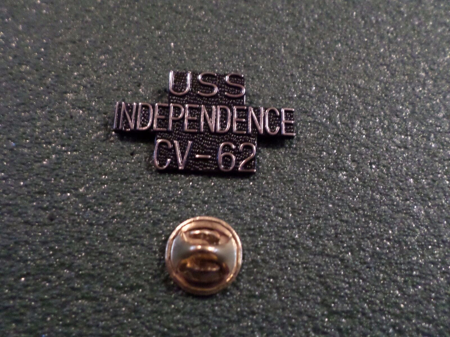 U.S MILITARY NAVY SHIP USS INDEPENDENCE CV-62 HAT LAPEL PIN CLUTCH BACK